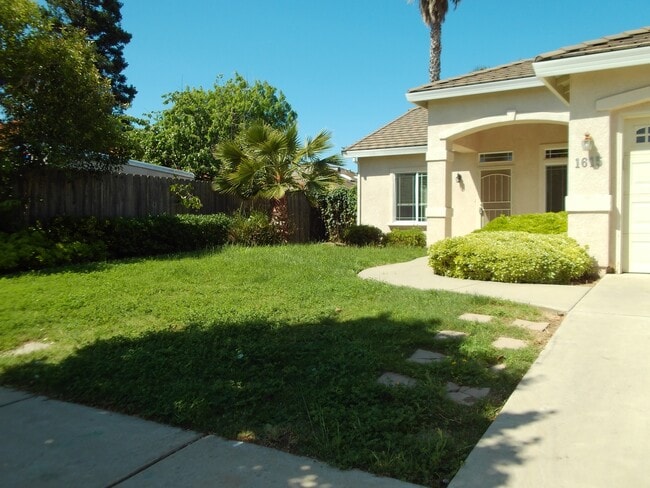 1615 Bay Dr in Yuba City, CA - Building Photo - Building Photo