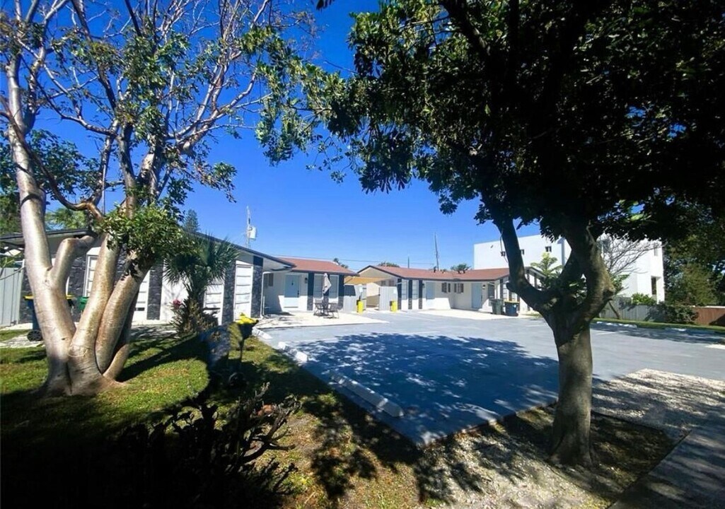 49 SE 13th St in Dania Beach, FL - Building Photo