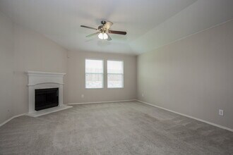 1625 Grassy View Dr in Fort Worth, TX - Foto de edificio - Building Photo