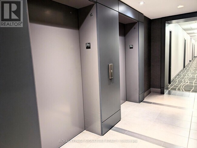 297 College St in Toronto, ON - Building Photo - Building Photo