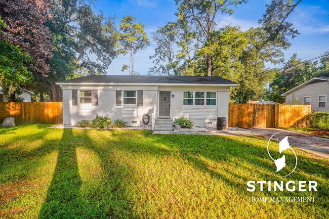 property at 907 Belleview Cir W