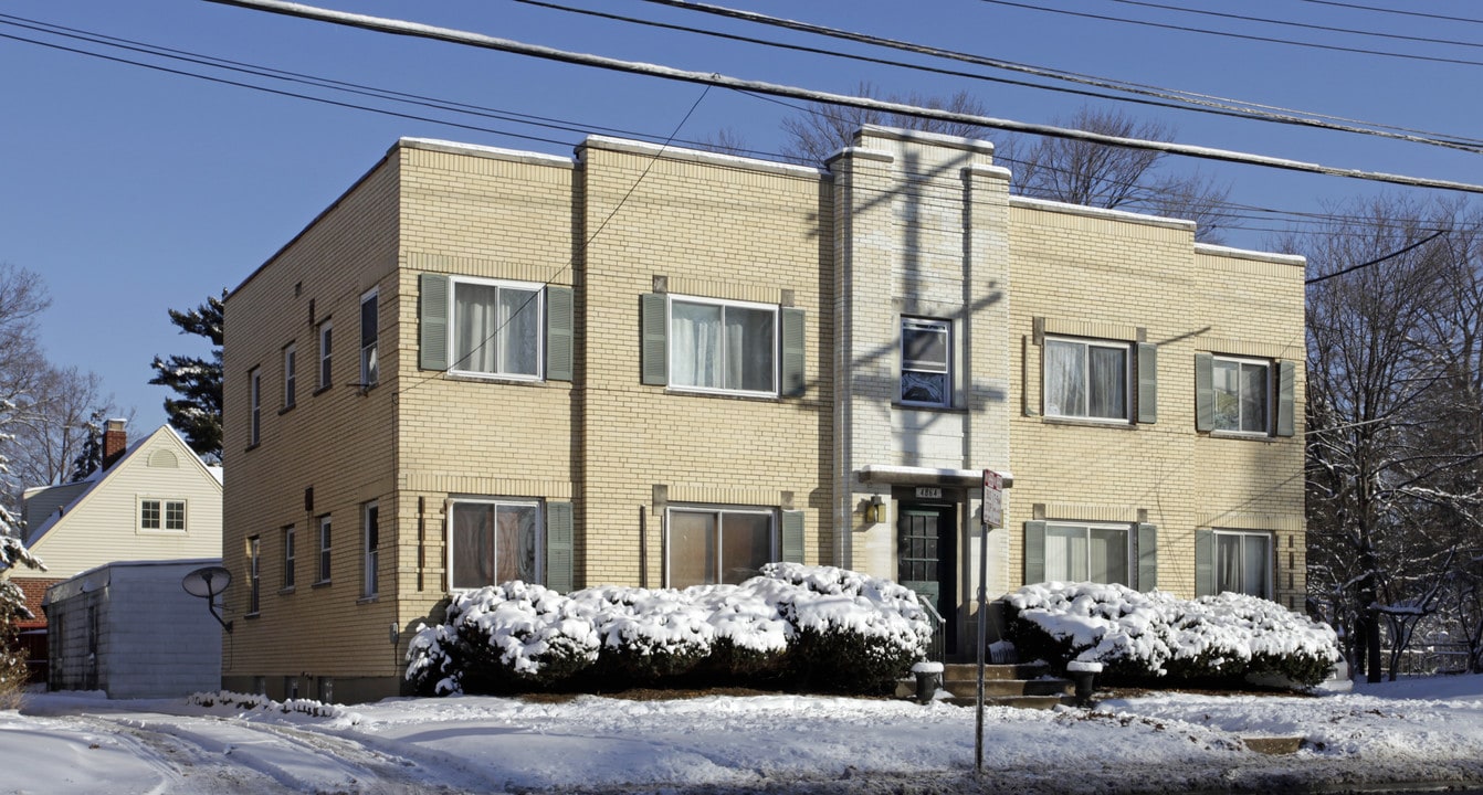 4864 Madison Rd in Cincinnati, OH - Foto de edificio