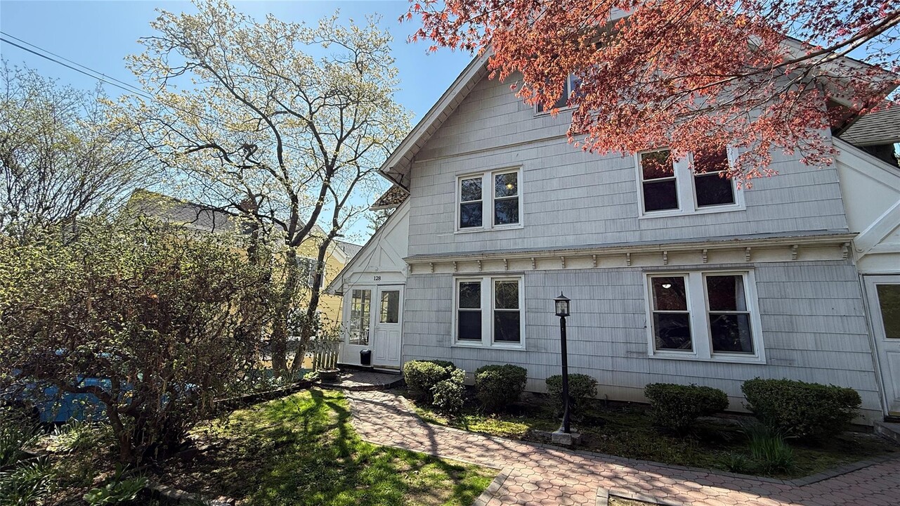 128 Rockland Ave in Mamaroneck, NY - Building Photo