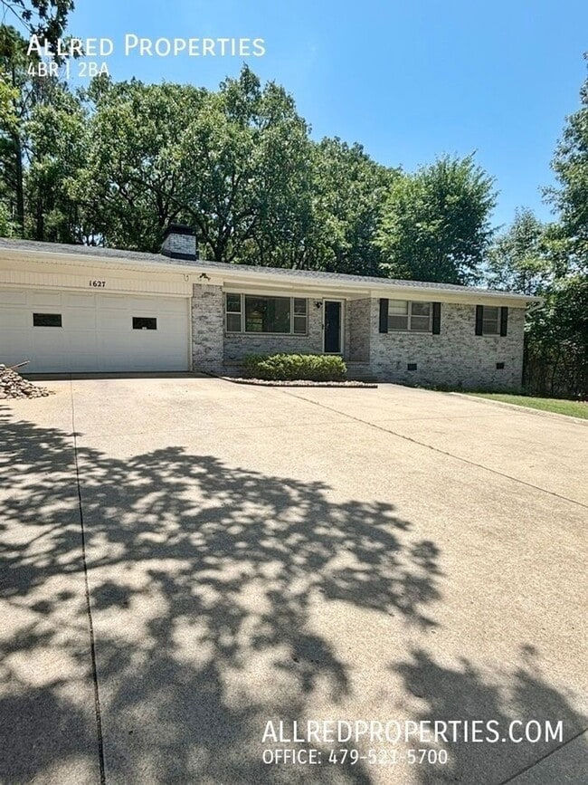 1627 W Wedington Dr in Fayetteville, AR - Building Photo - Building Photo