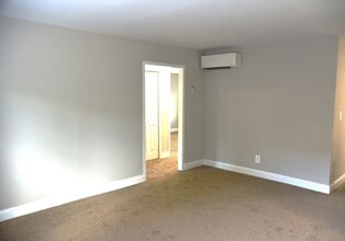 Hillwood Manor Apartments in Falls Church, VA - Foto de edificio - Building Photo