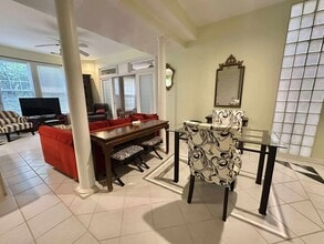 2403 Shreve Hill Rd, Unit B in Dunn Loring, VA - Foto de edificio - Building Photo