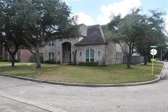 5323 Handbrook Dr in Houston, TX - Foto de edificio - Building Photo