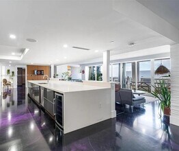 1717 N Bayshore Dr, Unit A-3545 in Miami, FL - Foto de edificio - Building Photo