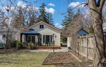 2052 Caroline St in Burlington, ON - Building Photo - Building Photo