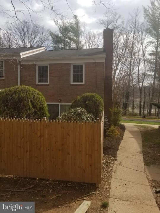 7625 Tiverton Dr in West Springfield, VA - Building Photo