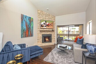 8651 E Royal Palm Rd in Scottsdale, AZ - Building Photo - Building Photo
