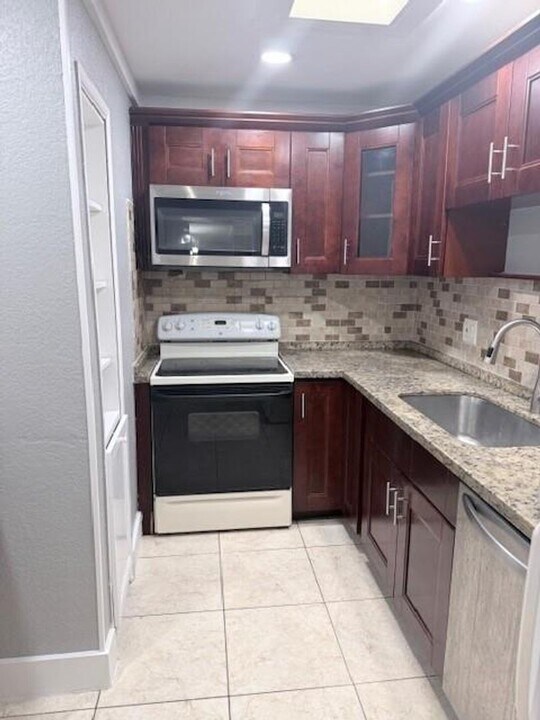 212 NW 46th Ct in Pompano Beach, FL - Foto de edificio