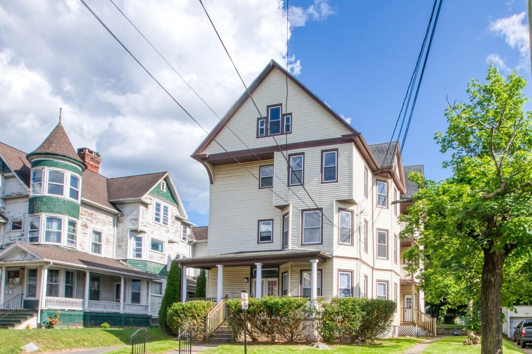 325 Chestnut St in New Britain, CT - Building Photo