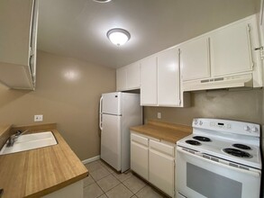 217 Universe Ave, Unit A in Bakersfield, CA - Building Photo - Building Photo