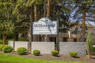 Willowood Village Apartments & Townhomes in Erie, PA - Foto de edificio - Building Photo