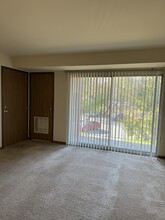 Oak Trails Apartments in Des Plaines, IL - Building Photo - Building Photo