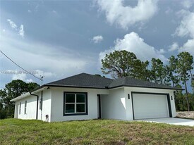 1125 Milwaukee Blvd in Lehigh Acres, FL - Building Photo