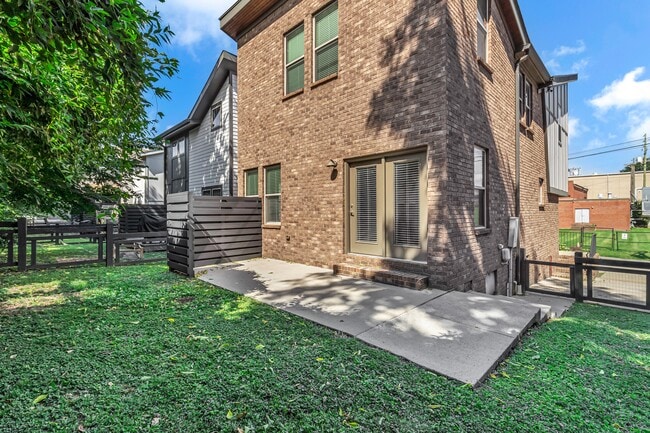 1696 Carvell Ave in Nashville, TN - Foto de edificio - Building Photo