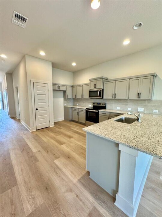 100 Zayd Ct in Jarrell, TX - Building Photo