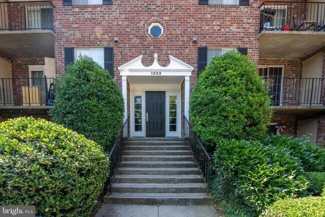property at 1533 Colonial Dr