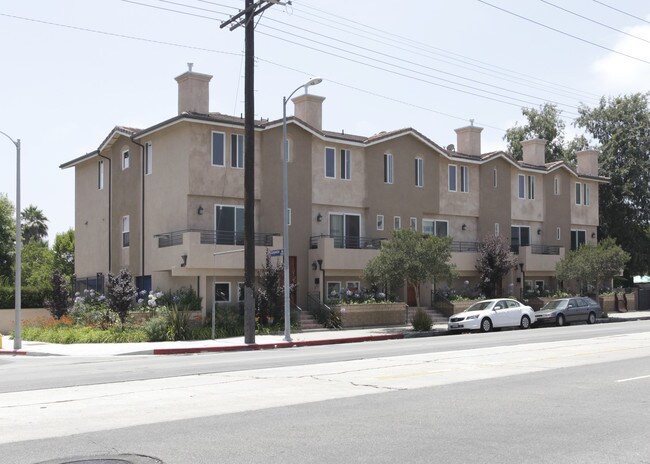 5555 Carpenter Ave in Valley Village, CA - Foto de edificio - Building Photo