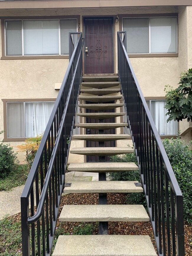 325 Standiford Ave in Modesto, CA - Building Photo - Building Photo