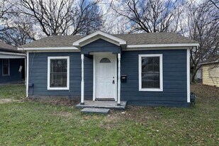 1202 E Tarrant St in Bowie, TX - Building Photo