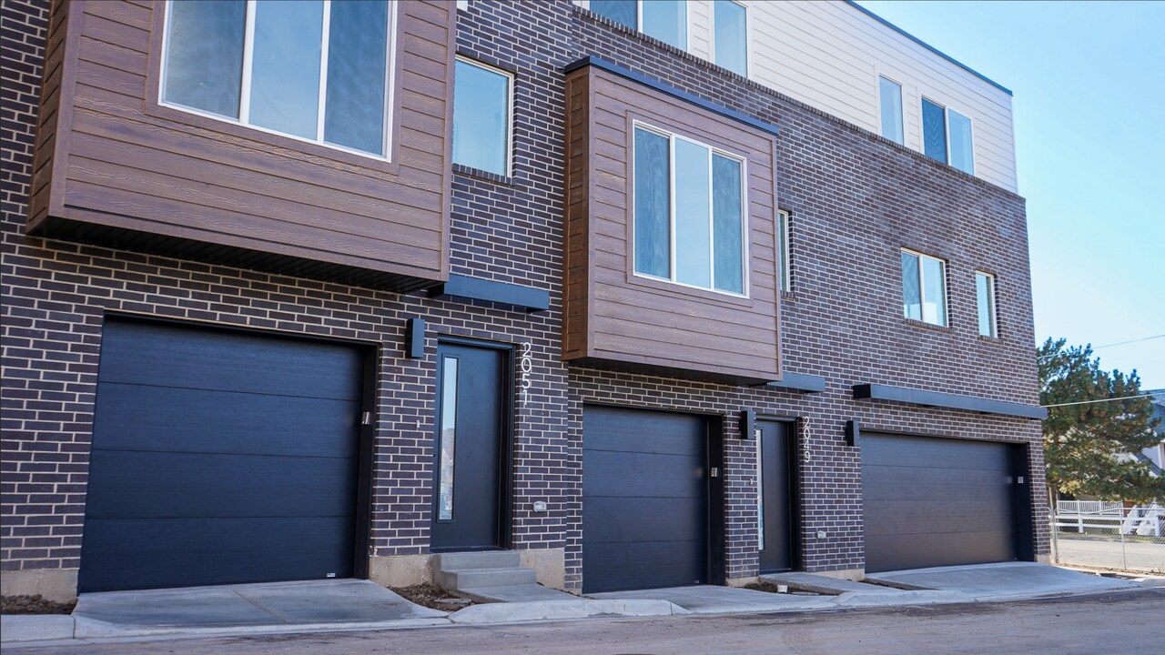 2061 S Main St in Bountiful, UT - Building Photo