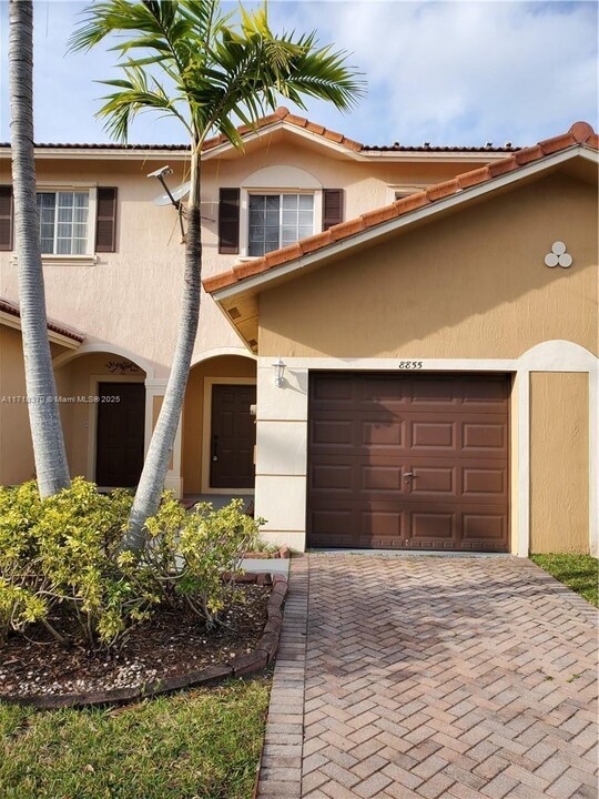 8855 N Isles Cir in Tamarac, FL - Building Photo