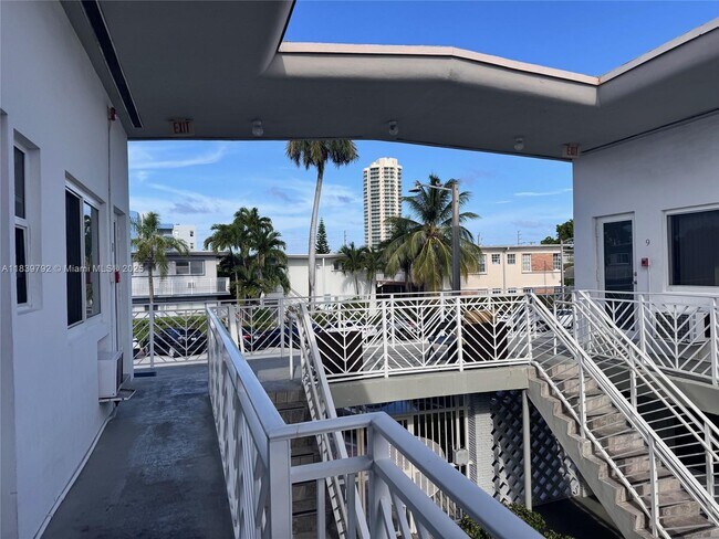 7440 Byron Ave in Miami, FL - Foto de edificio - Building Photo