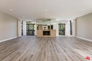 323 N Palm Dr in Beverly Hills, CA - Building Photo