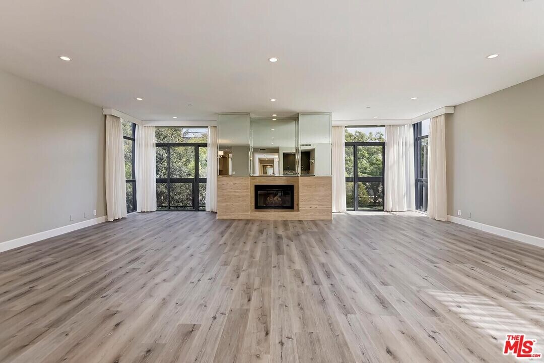 323 N Palm Dr in Beverly Hills, CA - Building Photo