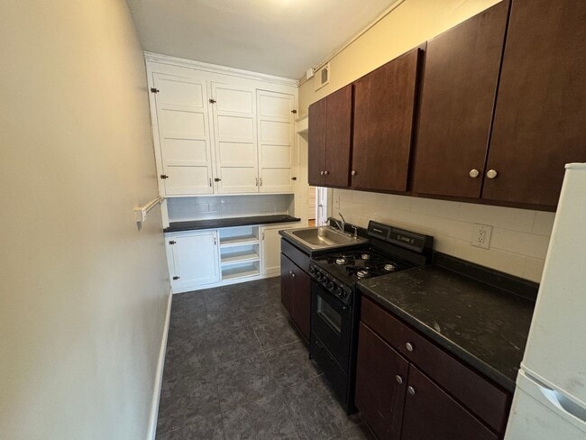 1912 University Ave W