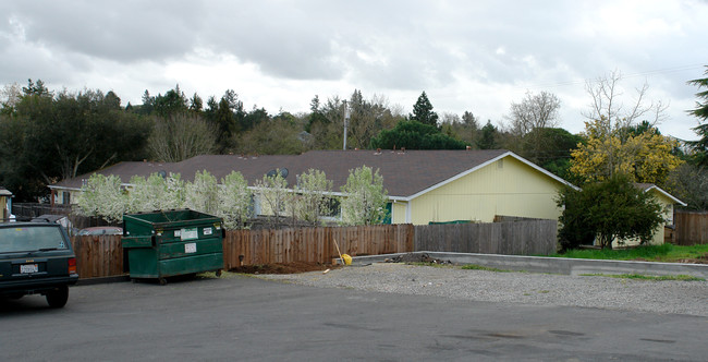 4904 Sonoma Hwy in Santa Rosa, CA - Foto de edificio - Building Photo