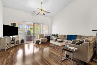 6029 Lake Pointe Dr in Orlando, FL - Building Photo - Building Photo