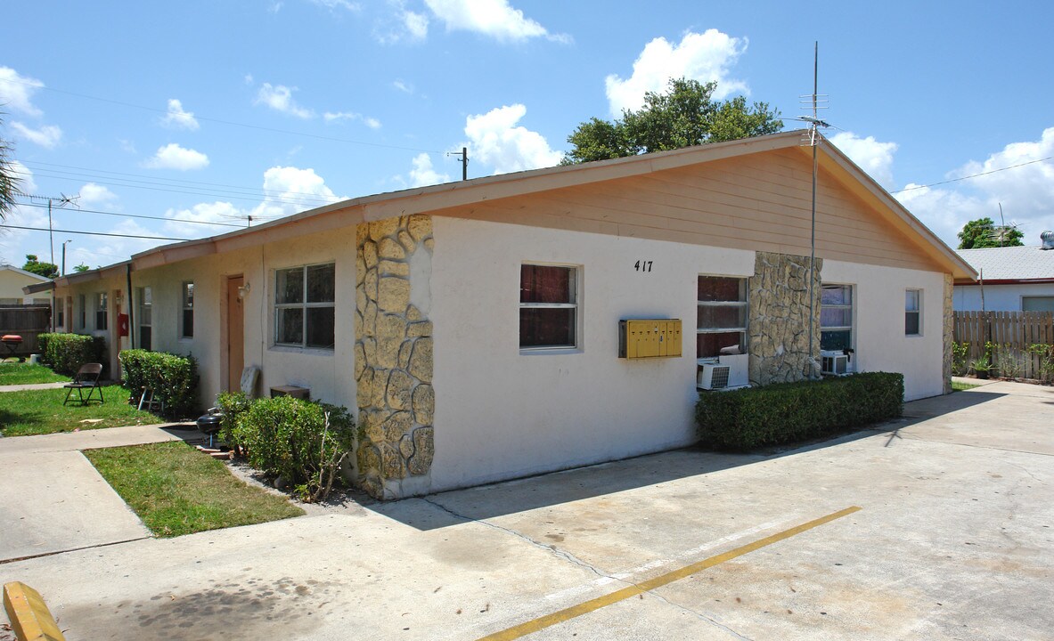 417 N E St in Lake Worth, FL - Foto de edificio