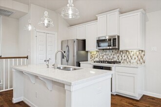 10604 Centre Glade Dr in Houston, TX - Building Photo - Building Photo