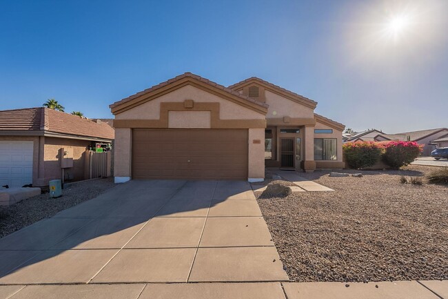 2103 E Wahalla Ln in Phoenix, AZ - Foto de edificio - Building Photo