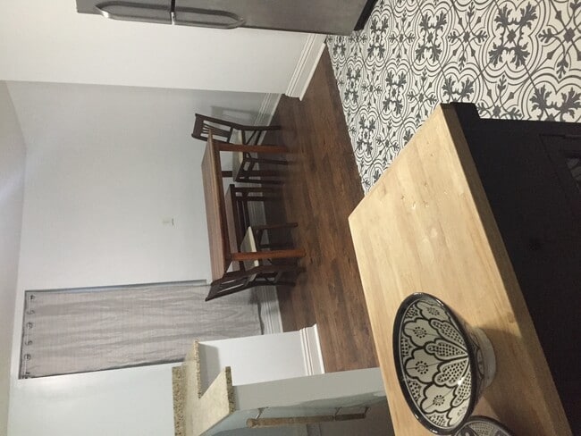 property at 1426 N Avers Ave