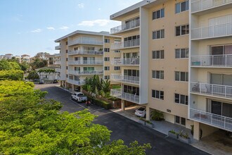Golden Isles Towers in Hallandale Beach, FL - Foto de edificio - Building Photo