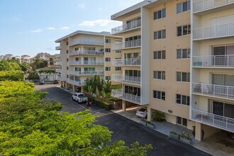 Golden Isles Towers in Hallandale Beach, FL - Building Photo - Building Photo