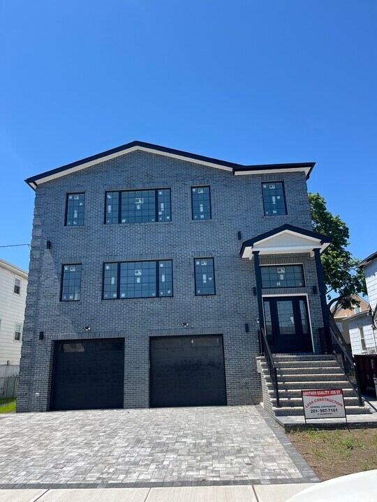 671 Forest St, Unit 671 in Kearny, NJ - Foto de edificio