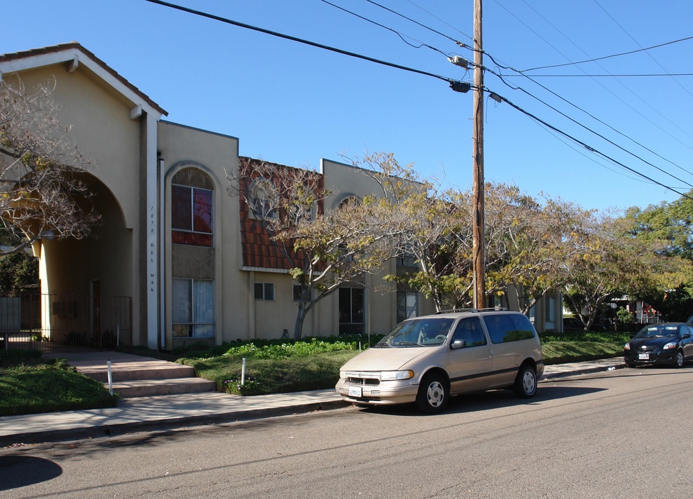 Villa Paschal Apartments in Chula Vista, CA - Building Photo