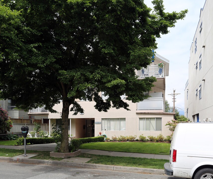 2215 York Ave in Vancouver, BC - Building Photo