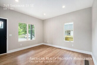 749 Sherman St SE in Grand Rapids, MI - Building Photo - Building Photo