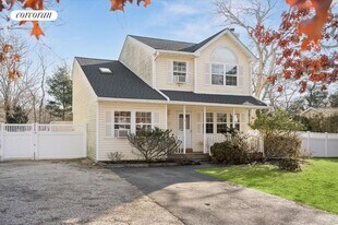 7 Huckleberry Ln in Hampton Bays, NY - Building Photo