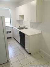 50 Alton Pl, Unit 4 in Brookline, MA - Foto de edificio - Building Photo