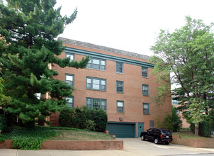 Woodland Manor Condominiums in Pittsburgh, PA - Building Photo - Building Photo