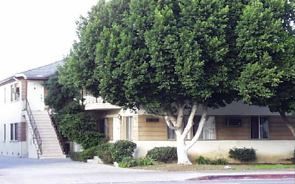 13801 Sherman Way in Van Nuys, CA - Building Photo - Building Photo