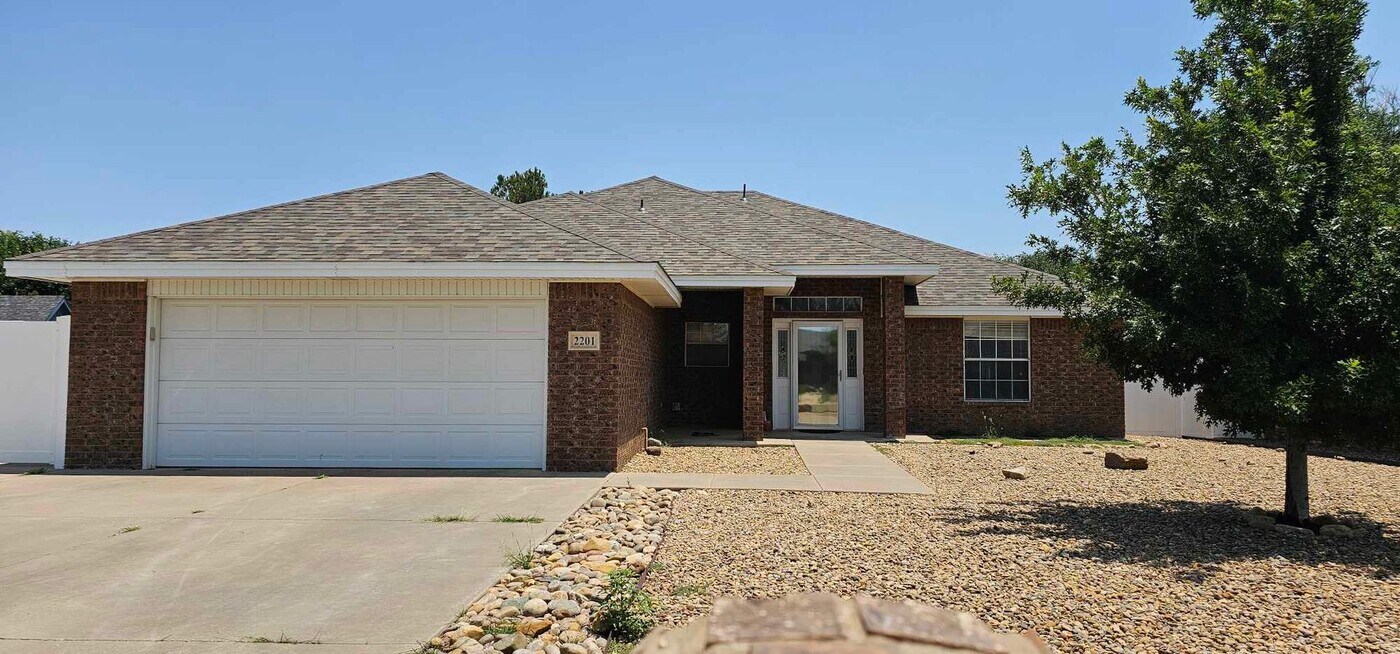 2201 Enloe Dr in Clovis, NM - Building Photo